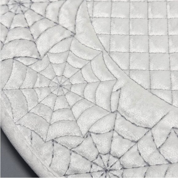 x4 Tahari Halloween Spiderweb Placemat Set Soft White Velour Gray Quilted Web - Picture 1 of 8